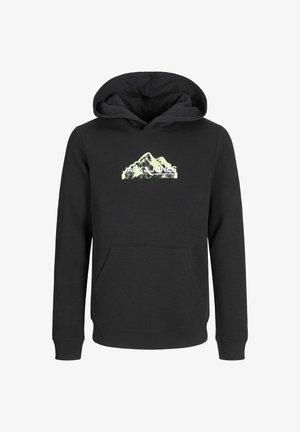 Fekete pamut kapucnis pulóver hegygrafikával a mellrészen, párosítva ugyanazzal a fekete jogger nadrággal és fehér sportcipőkkel. Sima textúra, laza szabás.