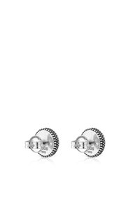 Pendientes de plata con un diseño redondo y texturizado, que presenta un borde de cuentas y un cierre seguro. Marcados con "925" para autenticar la plata de ley.