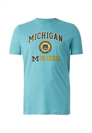 Maglietta azzurro chiaro con la scritta "MICHIGAN" ad arco sopra il sigillo dell'Università del Michigan e il testo "M GO BLUE" sotto in giallo e blu navy.