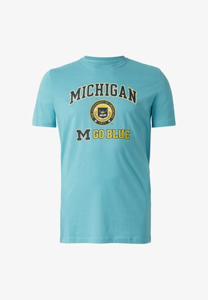 T-shirt bleu clair avec « MICHIGAN » en arc au-dessus du sceau de l'Université du Michigan et le texte « M GO BLUE » en jaune et bleu marine en dessous.
