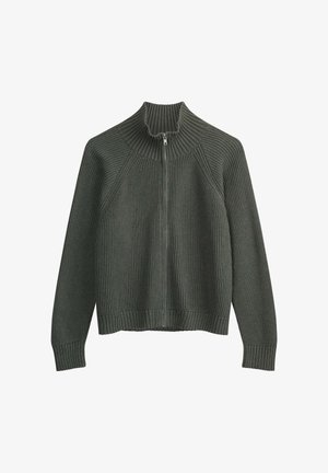 Groene geribbelde gebreide trui met een hoge kraag en een rits tot halverwege. Heeft lange mouwen en een cropped zoom met geribbelde manchetten en onderrand.
