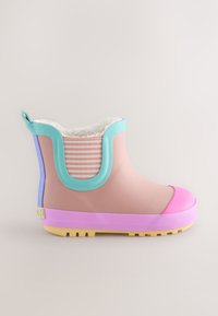 Enkellaarsje voor kinderen in pastelroze met turkooizen rand, paarse hiel, gestreept elastisch zijpaneel en gele rubberen zool.