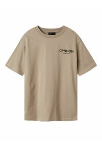 Beige puuvillane T-särk ümarate krae, lühikeste varrukate ja musta trükitud tekstiga "CPNHGN" ja "AINULT LIIKMETELE" vasakul rinnal.