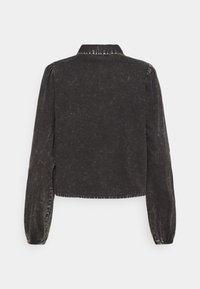 Veste en jean noire délavée avec manches longues bouffantes, poignets froncés, col et ourlet court vue de dos.