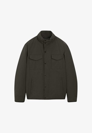 Tmavě zelená bunda s vysokým límcem, dvěma náprsními kapsami a kapsami na boční straně; má patentky a hladkou, matnou strukturu.