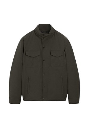 Dunkelgrüne Jacke mit hohem Kragen, zwei Brusttaschen und seitlichen Eingrifftaschen; verfügt über Druckknopfverschlüsse und eine glatte, matte Textur.
