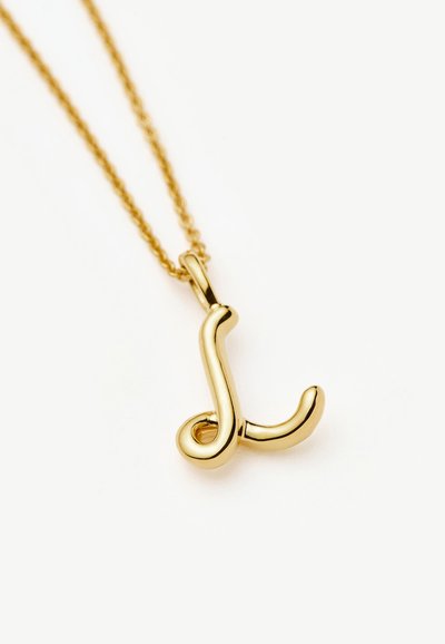 Χρυσό κολιέ με λαμπερό, αφηρημένο μενταγιόν σε σχήμα με ομαλές καμπύλες γραμμές, σε λευκό φόντο.