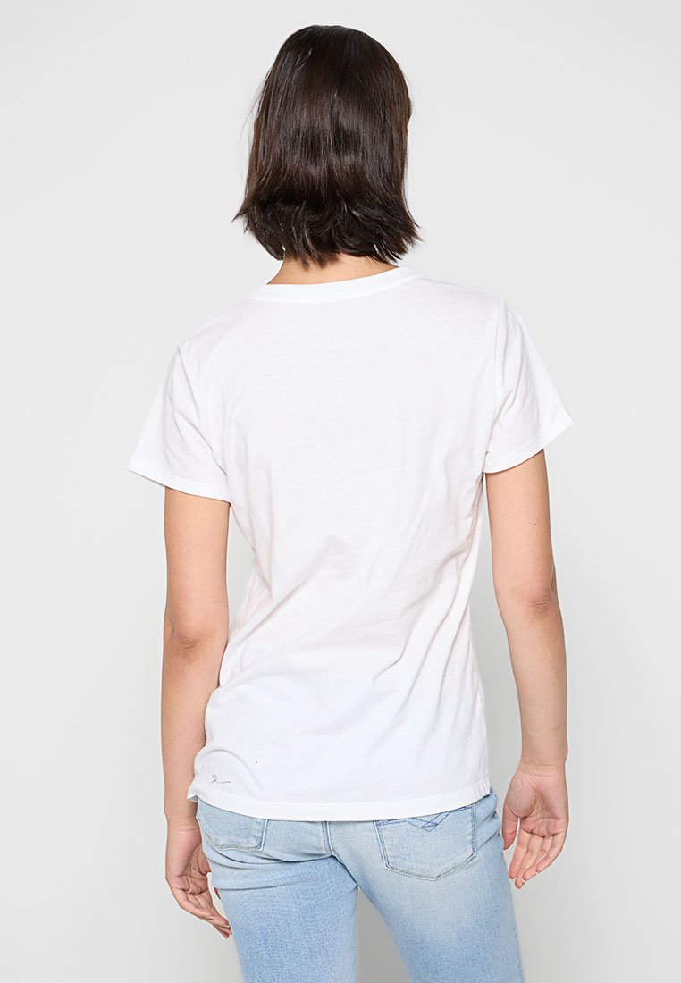 Camiseta de algodón blanca con mangas cortas y un cuello redondo clásico, presenta una textura suave y un diseño minimalista en la parte posterior.