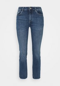 Jeans de mezclilla azul oscuro con pierna recta, ligera decoloración, cinco bolsillos, cierre de botón y dobladillo deshilachado en los tobillos. Sin patrones ni adornos.