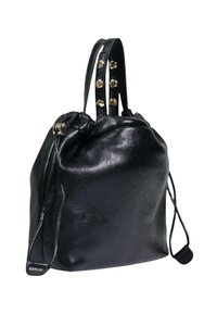 Bolsa de drawstring de cuero negro con un acabado suave, que presenta acentos de tachuelas en los mangos y una etiqueta de marca en la base.