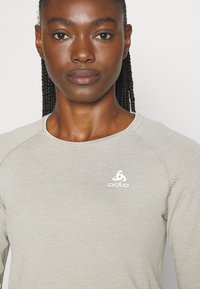 ODLO CREW NECK ESSENTIAL SEAMLESS - Top dugih rukava - silver cloud