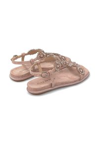 Sandali in suede rosa con decorazioni in strass, suola piatta e cinturino alla caviglia regolabile. Texture morbida con accenti decorativi.