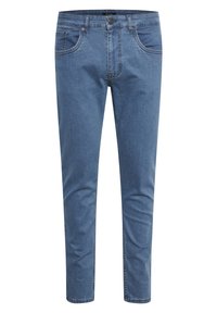 Jeans de mezclilla azul claro con corte slim, que presentan un diseño de cinco bolsillos, costuras sutiles y una cremallera con cierre de botón.