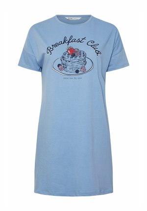 Lichtblauw T-shirtjurkje met korte mouwen, bedrukt met een stapel pannenkoeken en bessen, de tekst "Breakfast Club" en daaronder "From 7AM till 11AM".