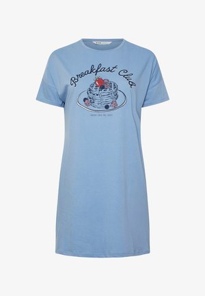 Vestido camiseta de manga corta azul claro con gráfico de pila de panqueques y bayas, texto "Breakfast Club" y la frase "From 7AM till 11AM" debajo.