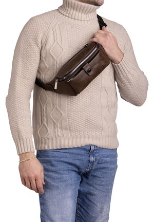 Marsupio in pelle marrone con tasca anteriore con zip e chiusura a scatto, indossato a tracolla. Il marsupio ha un design elegante e minimalista e una tracolla regolabile.