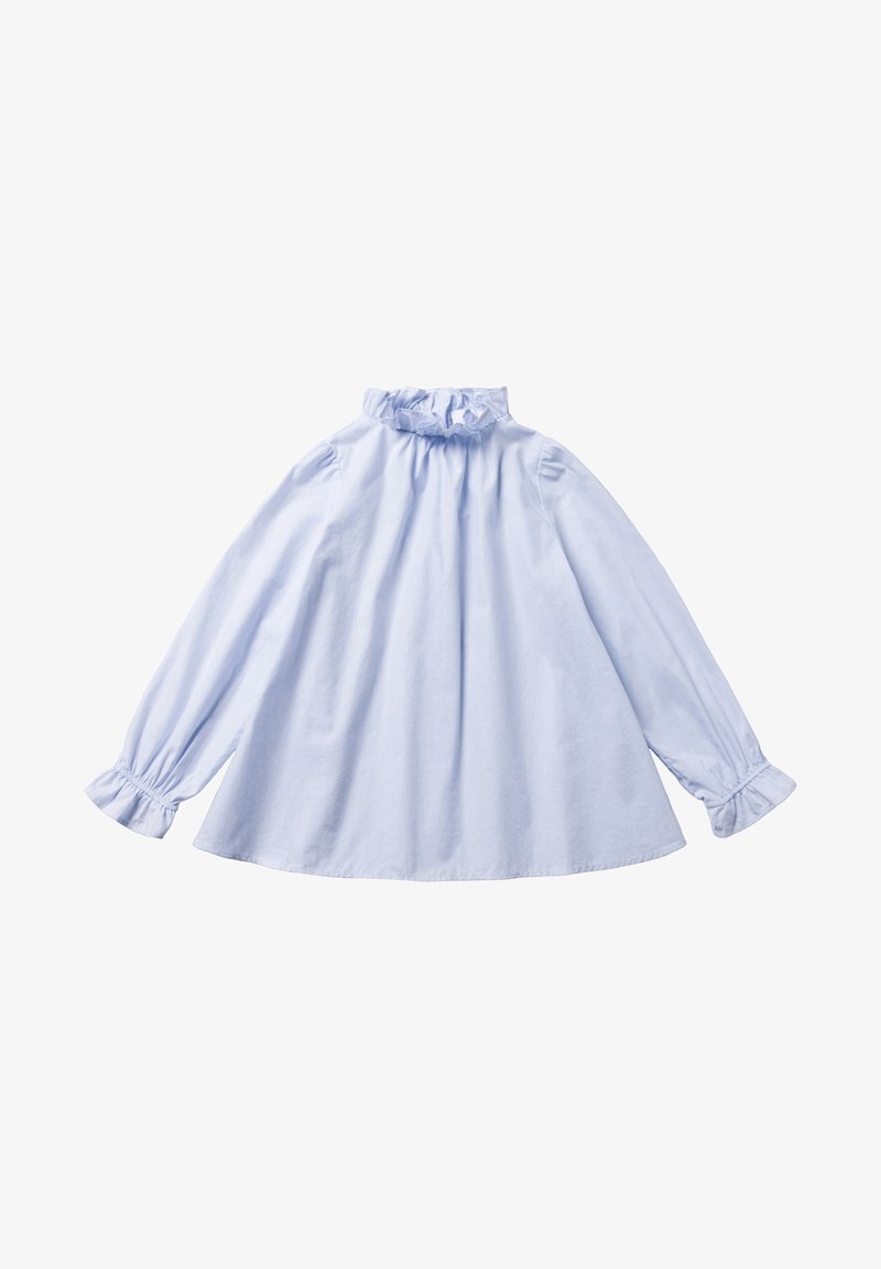Blouse bleu clair à manches longues avec col montant à volants et poignets élastiques à volants sur un fond blanc uni.