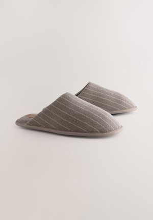 Pantofole in tessuto grigio con motivo a strisce, forma arrotondata e texture morbida. Presentano una suola liscia e un design minimalista.