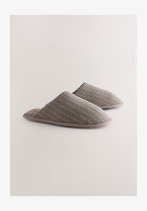 Grå tygtofflor med randigt mönster, rundad form och mjuk textur. Har en slät sula och minimalistisk design.