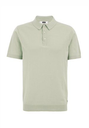 Svetlo zelena majica s kratkimi rokavi v stilu polo, narejena iz mehke tkanine, s klasičnim ovratnikom, tri gumbi in rebrastim robom.