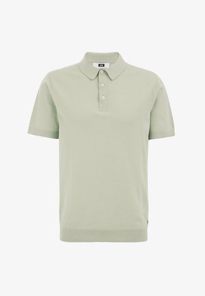 Svetlo zelena majica s kratkimi rokavi v stilu polo, narejena iz mehke tkanine, s klasičnim ovratnikom, tri gumbi in rebrastim robom.