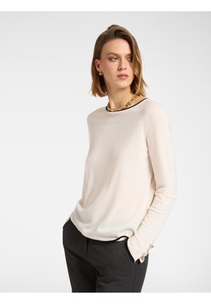 Długi rękaw, kremowy sweter z miękkiego materiału, z okrągłym dekoltem i kontrastowym wykończeniem oraz subtelnymi detalami na mankietach.