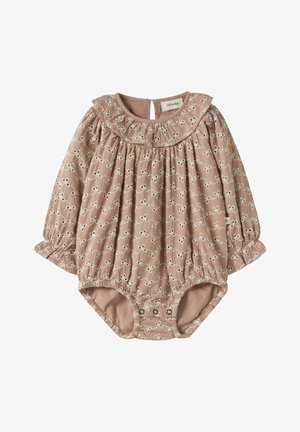 Bodi s dugim rukavima od mekog ružičastog pamuka s bijelim cvjetnim vezom, ovratnikom s volanima te elastičnim manšetama i otvorima za noge. Kopčanje na drukere na donjem dijelu.