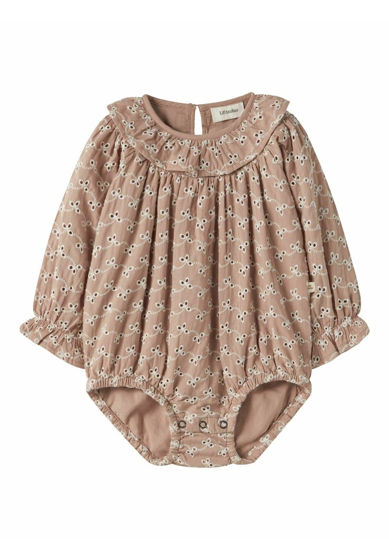 Garām piedurknēm bodijs no mīksta rozā kokvilnas ar baltu ziedu izšuvumu, volānu apkakli un elastīgām piedurknēm un kāju atverēm. Apakšā ar aizdares sprādzēm.