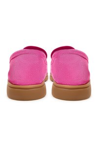 Roze suède instappers met een afgerond ontwerp, textuurfinish en een contrasterende bruine rubberen zool. Strakke lijnen en een eenvoudige structuur.