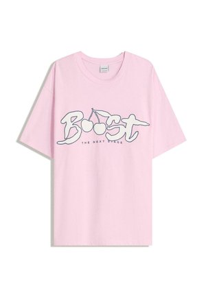 Hellrosa T-Shirt mit kurzen Ärmeln, mit dem Text "Boost", einer Grafik von zwei Kirschen und "The Next Stage" in kleinerer Schrift unterhalb des Designs.