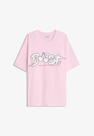 Hellrosa T-Shirt mit kurzen Ärmeln, mit dem Text "Boost", einer Grafik von zwei Kirschen und "The Next Stage" in kleinerer Schrift unterhalb des Designs.