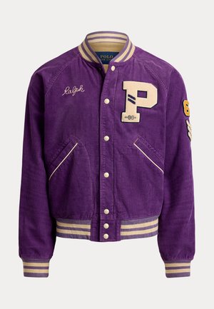 Veste universitaire en velours côtelé violet avec des poignets, un col et un ourlet beige à rayures, dotée d'un grand patch "P" et d'une broderie "Ralph" sur la poitrine.