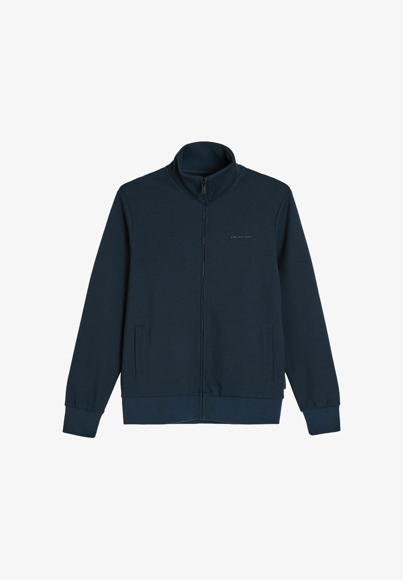 Granatowa kurtka zapinana na zamek, wykonana z miękkiego materiału, z wysokim kołnierzem, bocznymi kieszeniami i subtelnym logo na piersi. Gładka tekstura.