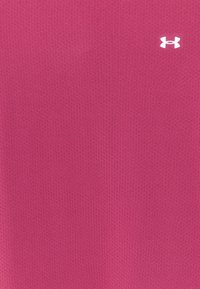 Magenta sportowa koszulka o teksturze siateczki, z małym białym logo Under Armour w górnej lewej części.