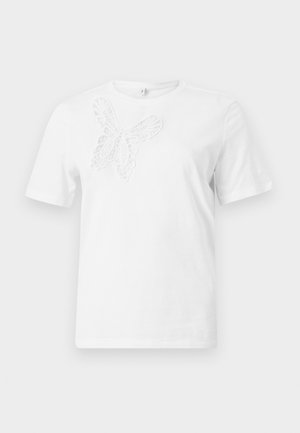 Balta trumpomis rankovėmis marškinėliai su tekstūruotu, nėriniuotu drugelio dizainu kairiojo krūtinės viršuje.