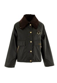 Dunkelgrüne Jacke mit einem braunen Cordkragen, goldenen Druckknöpfen, zwei Fronttaschen, seitlichem Reißverschluss und einem Logo auf der linken Tasche.