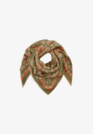 Groene driehoekige sjaal met een luipaardprintpatroon in beige en koraal, afgewerkt met franjes langs de randen. Zacht textielmateriaal.