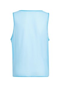 Hellblaues ärmelloses Netz-Sporttrikot mit lockerer Passform, von hinten vor einem weißen Hintergrund gezeigt.