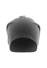 Caciula tricotată gri, cu o ajustare strânsă, textură moale și un design conic. Interiorul este gri închis, oferind un contrast subtil.