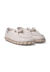 Vilt slippers in lichtgrijs met een gevlochten jutenzool. Kenmerken zijn een ronde neus, een decoratieve strik en een zachte textuur.