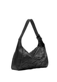 Czarna skórzana torba o krzywym kształcie, z plecioną teksturą po jednej stronie i zamkiem błyskawicznym. Jedno regulowane ramię.