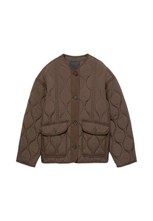 Veste matelassée marron avec encolure ronde, fermeture à boutons et deux poches avant à rabat avec boutons, présentée sur fond blanc.