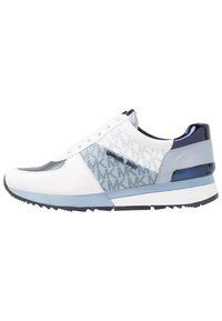 Baskets blanches et bleues avec motif logo, en cuir et matériaux synthétiques, accents texturés, bout arrondi, fermeture à lacets, semelle extérieure en caoutchouc.