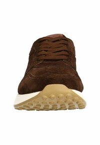 Bruine suède sneaker met een afgeronde neus, platte veters, een gestructureerde rubberen zool en een contrasterende witte tussenzool. Eenvoudig ontwerp met stikdetails.