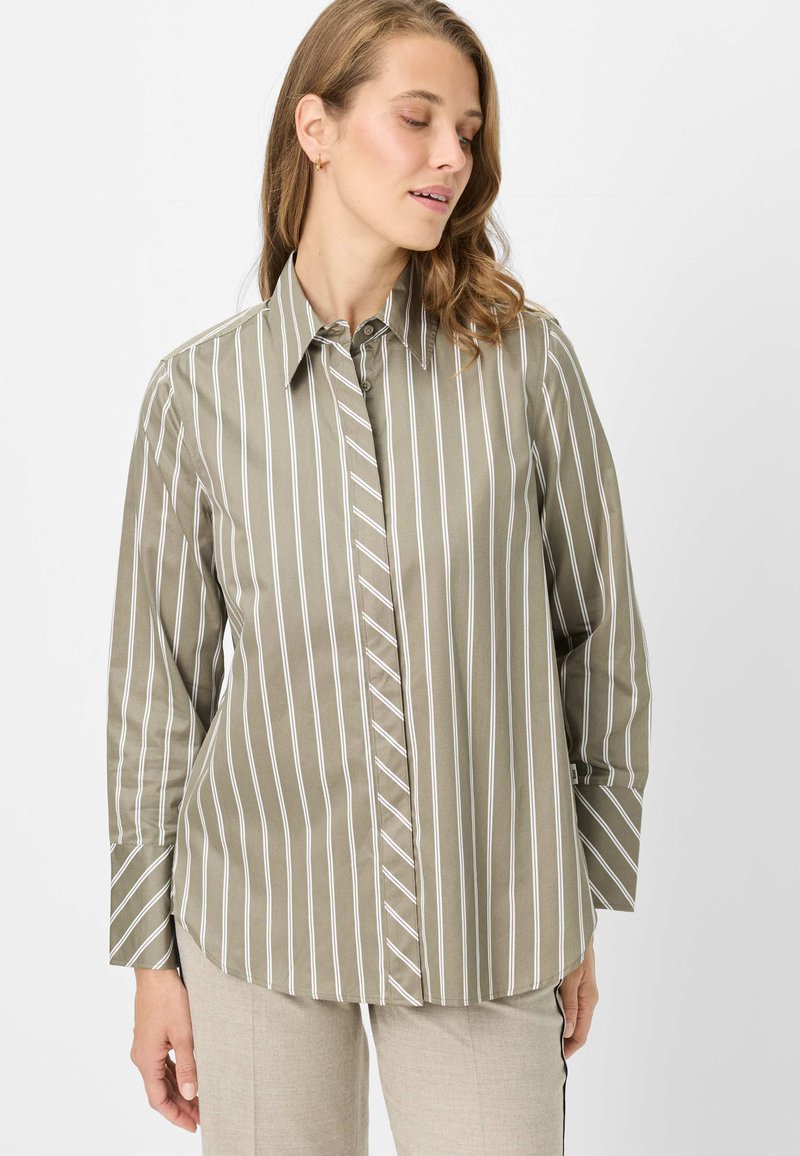 Camicia a righe verde oliva con linee verticali bianche, chiusura con bottoni, colletto e maniche lunghe con orlo curvo.