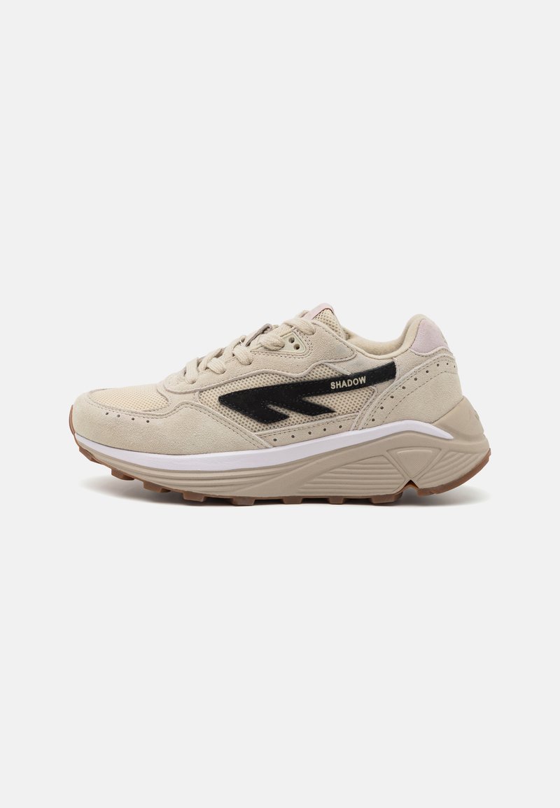 Sapatilhas de corrida bege com parte superior em camurça, pormenores pretos, sola de borracha texturizada e entressola acolchoada. Apresenta detalhes perfurados e logotipo.