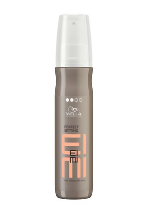 Wella Professionals Perfect Setting-spray in een bruine fles met een doorzichtige dop; heeft witte en oranje tekst, een gladde textuur en ronde hoeken.