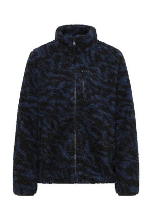 Chaqueta de forro polar en patrón negro y azul, con cremallera frontal, cuello alto y bolsillo lateral; el acabado texturizado añade interés visual.