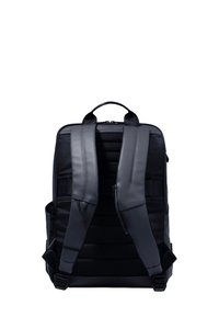 Sac à dos noir avec bretelles rembourrées, une poignée supérieure, surface texturée, poches zippées, et un design élégant et moderne.