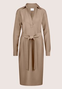 Tan lange jurk met lange mouwen, een kraagachtige halslijn, knopenlijst en strikceintuur rond de taille. Glad textuur en knielange ontwerp.